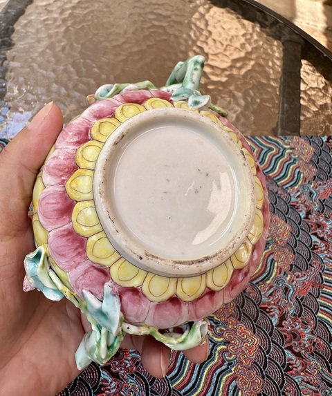 古玩陶瓷雍正粉彩花卉蓮瓣堆塑執壺拍賣,當前價格5555元