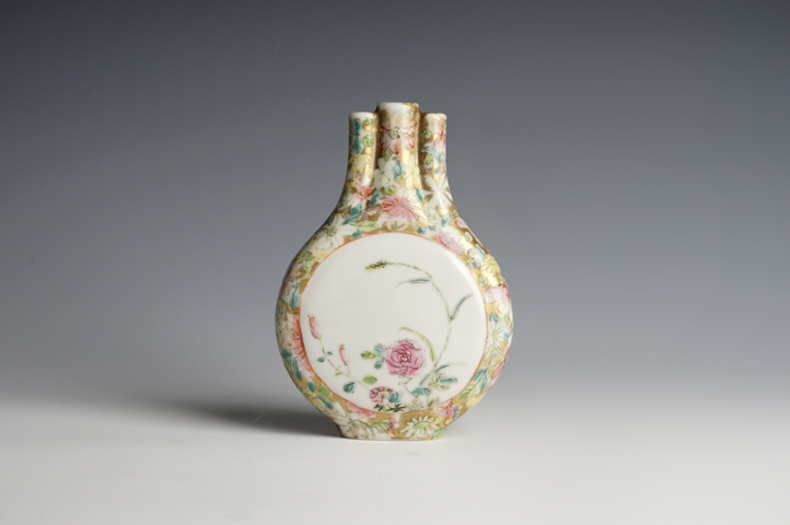 古玩陶瓷民國·金地粉彩百花開窗花卉紋三孔瓶真品鑒賞圖
