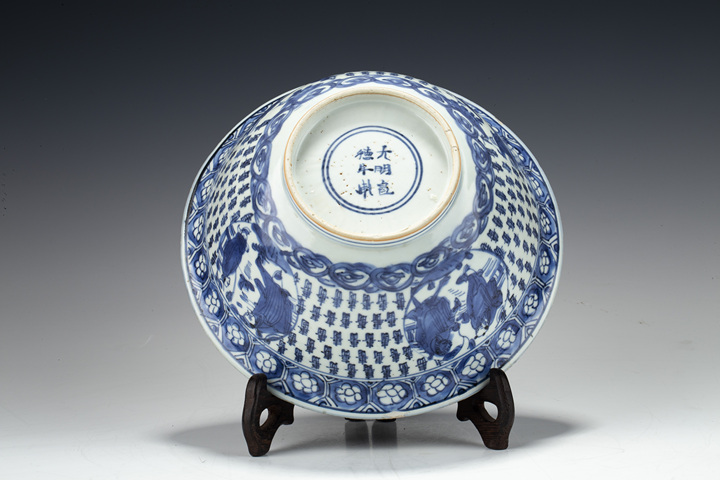 古玩陶瓷明末清初·青花壽字開窗八仙祝壽紋碗
真品鑒賞圖
