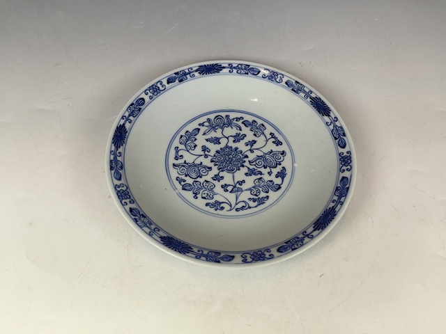 古玩陶瓷乾隆本朝款仿永宣纏枝蓮紋青花賞盤真品鑒賞圖