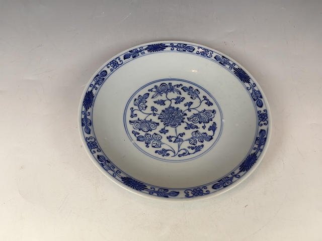 古玩陶瓷乾隆本朝款仿永宣纏枝蓮紋青花賞盤真品鑒賞圖