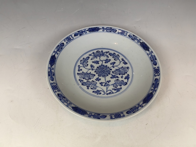 古玩陶瓷乾隆本朝款仿永宣纏枝蓮紋青花賞盤真品鑒賞圖