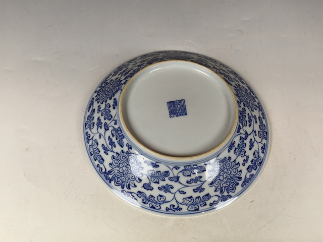 古玩陶瓷乾隆本朝款仿永宣纏枝蓮紋青花賞盤真品鑒賞圖