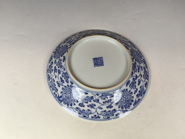古玩陶瓷乾隆本朝款仿永宣纏枝蓮紋青花賞盤真品鑒賞圖
