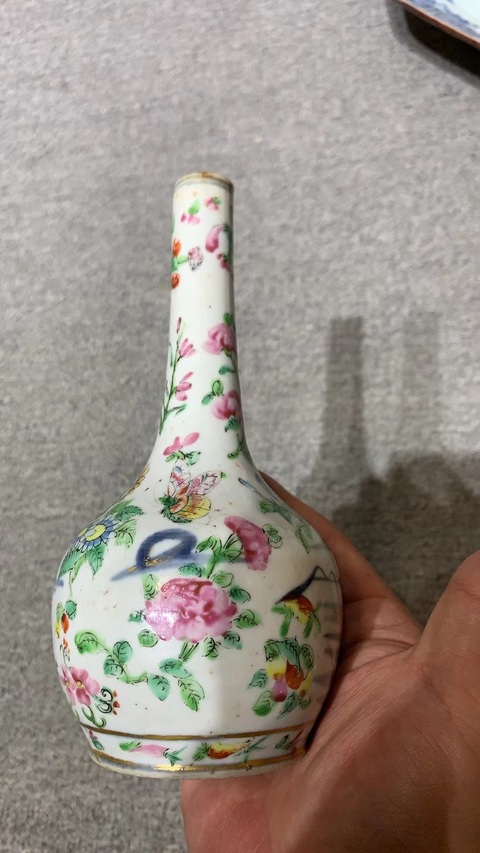 古玩陶瓷青花山水加廣彩花卉紋天球瓶真品鑒賞圖