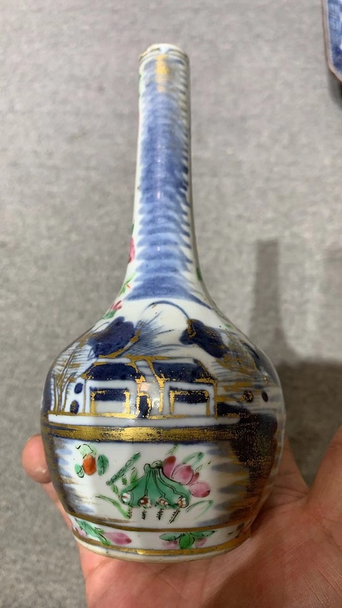 古玩陶瓷青花山水加廣彩花卉紋天球瓶真品鑒賞圖
