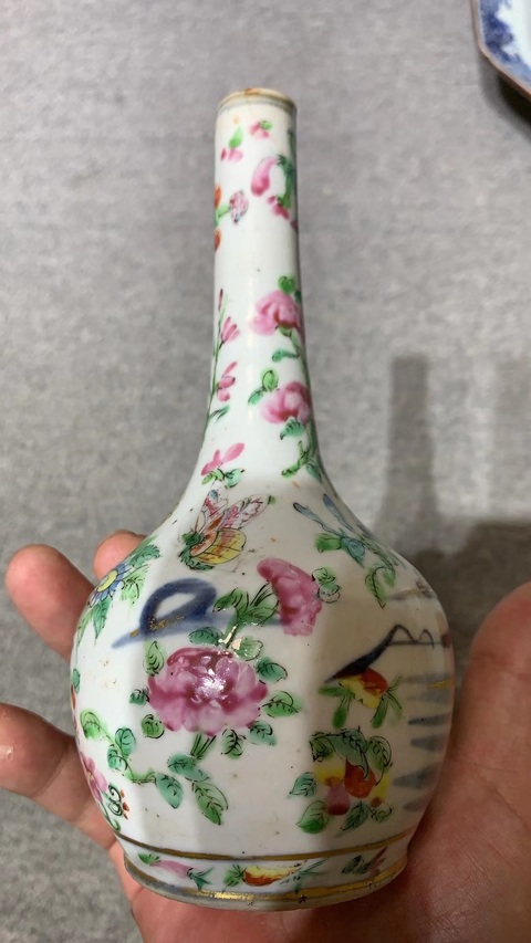 古玩陶瓷青花山水加廣彩花卉紋天球瓶真品鑒賞圖