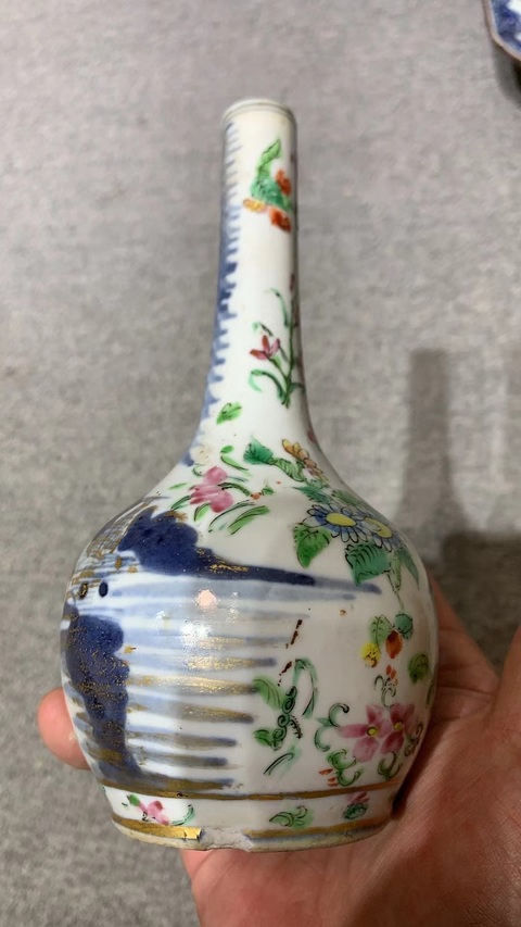 古玩陶瓷青花山水加廣彩花卉紋天球瓶真品鑒賞圖