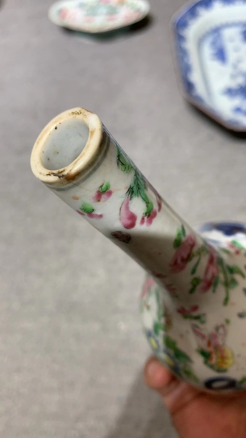 古玩陶瓷青花山水加廣彩花卉紋天球瓶真品鑒賞圖