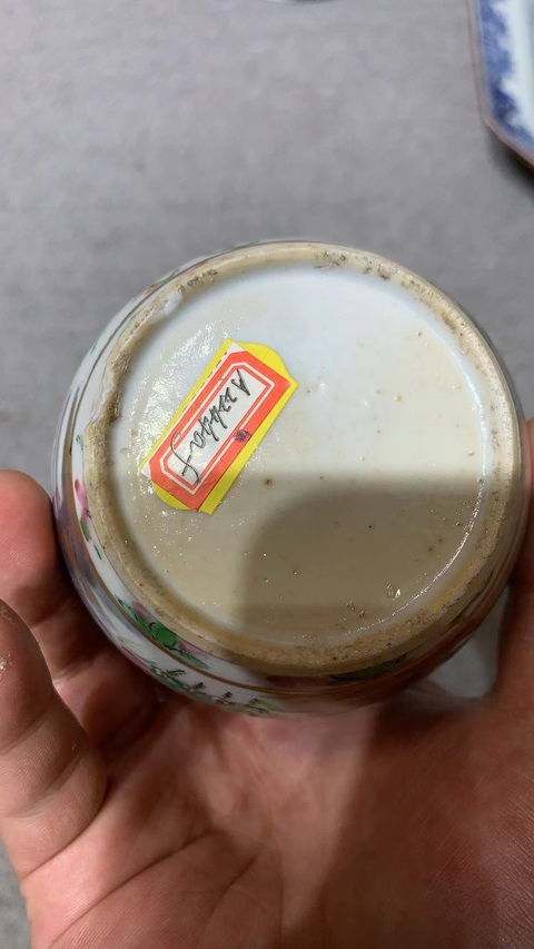 古玩陶瓷青花山水加廣彩花卉紋天球瓶真品鑒賞圖