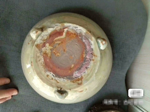 古玩陶瓷龍泉青瓷三足爐真品鑒賞圖