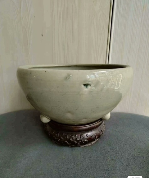 古玩陶瓷龍泉青瓷三足爐真品鑒賞圖