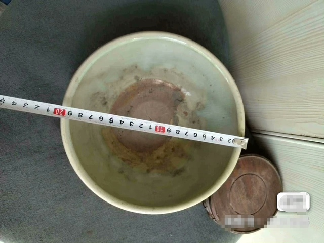 古玩陶瓷龍泉青瓷三足爐真品鑒賞圖