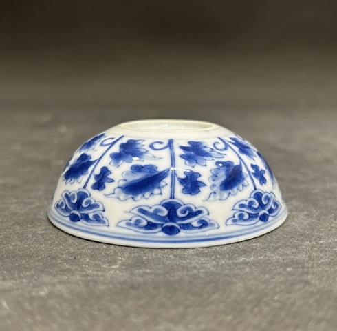 古玩陶瓷青花花卉紋臥足杯真品鑒賞圖