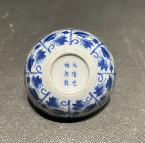 古玩陶瓷青花花卉紋臥足杯真品鑒賞圖