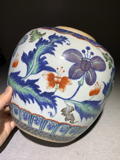 古玩陶瓷花卉紋青花加彩罐真品鑒賞圖