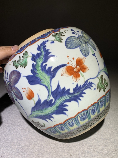 古玩陶瓷花卉紋青花加彩罐真品鑒賞圖