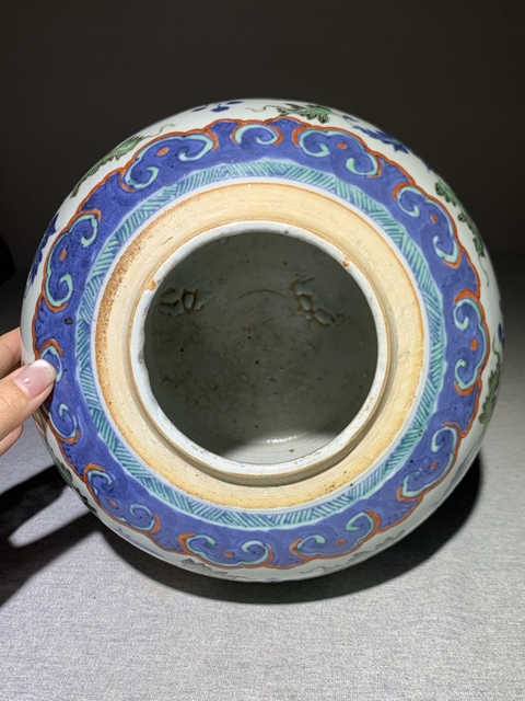 古玩陶瓷花卉紋青花加彩罐真品鑒賞圖