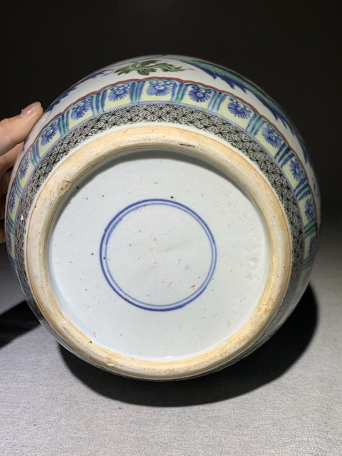 古玩陶瓷花卉紋青花加彩罐真品鑒賞圖