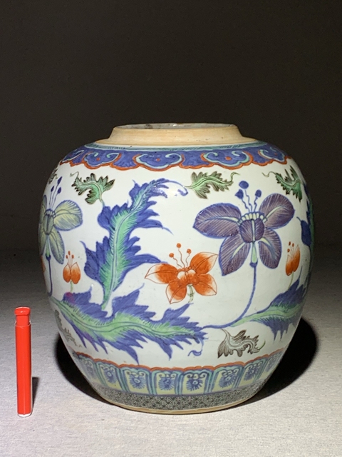 古玩陶瓷花卉紋青花加彩罐真品鑒賞圖