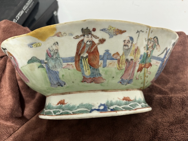 古玩陶瓷三星高照八仙圖粉彩海棠型貢碗真品鑒賞圖