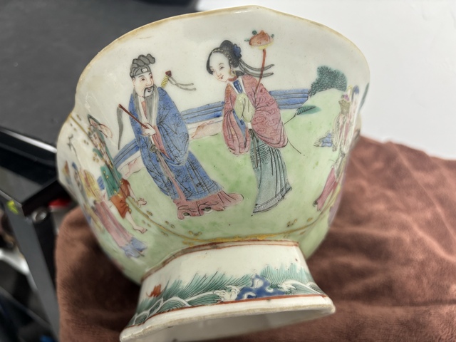 古玩陶瓷三星高照八仙圖粉彩海棠型貢碗真品鑒賞圖