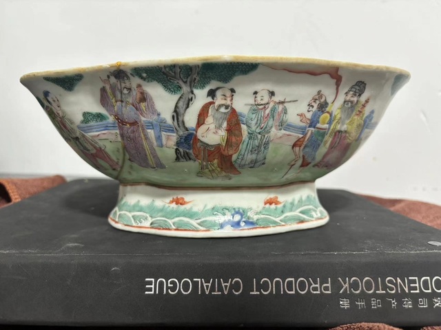 古玩陶瓷三星高照八仙圖粉彩海棠型貢碗真品鑒賞圖