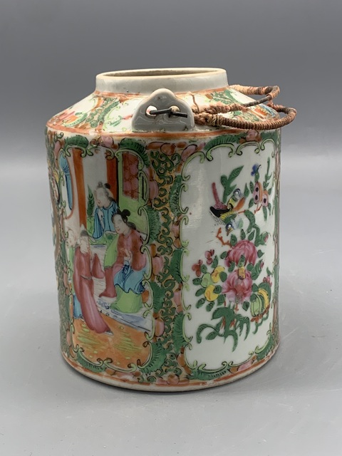 古玩陶瓷人物花鳥蝶紋廣彩提梁壺真品鑒賞圖