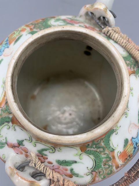 古玩陶瓷人物花鳥蝶紋廣彩提梁壺真品鑒賞圖
