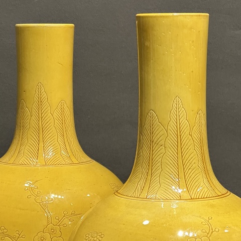 古玩陶瓷黃釉暗刻瓶真品鑒賞圖
