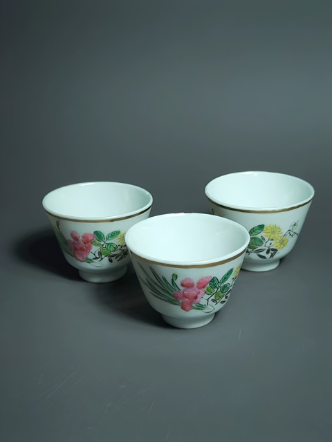 古玩陶瓷民國粉彩蘭草花卉紋茶杯拍賣,當前價格800元
