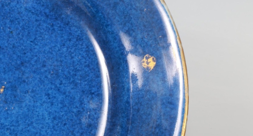 古玩陶瓷灑藍(lán)釉盤真品鑒賞圖