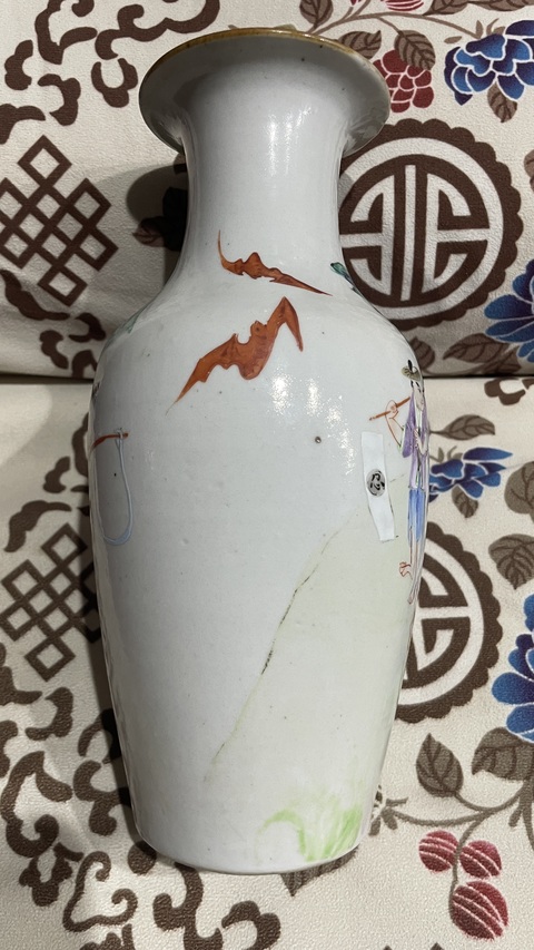 古玩陶瓷粉彩人物瓶真品鑒賞圖