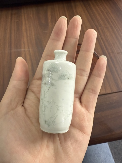 古玩陶瓷白釉暗刻人物紋鼻煙壺真品鑒賞圖