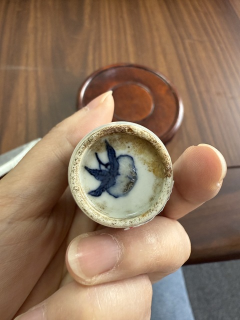 古玩陶瓷白釉暗刻人物紋鼻煙壺真品鑒賞圖