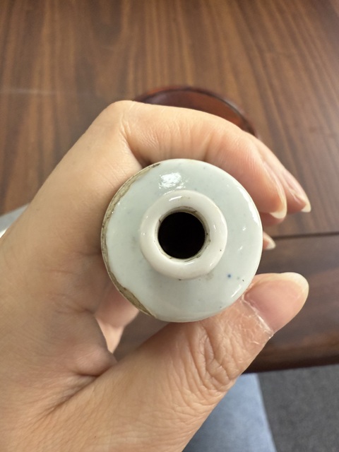 古玩陶瓷白釉暗刻人物紋鼻煙壺真品鑒賞圖