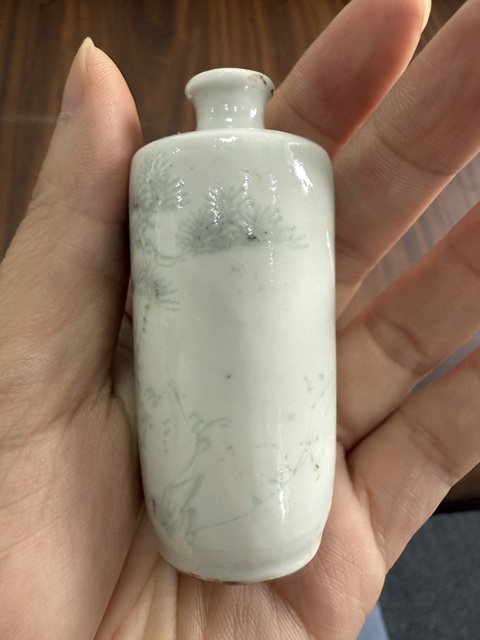 古玩陶瓷白釉暗刻人物紋鼻煙壺真品鑒賞圖