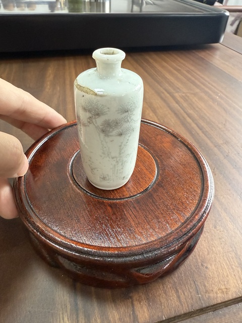 古玩陶瓷白釉暗刻人物紋鼻煙壺真品鑒賞圖