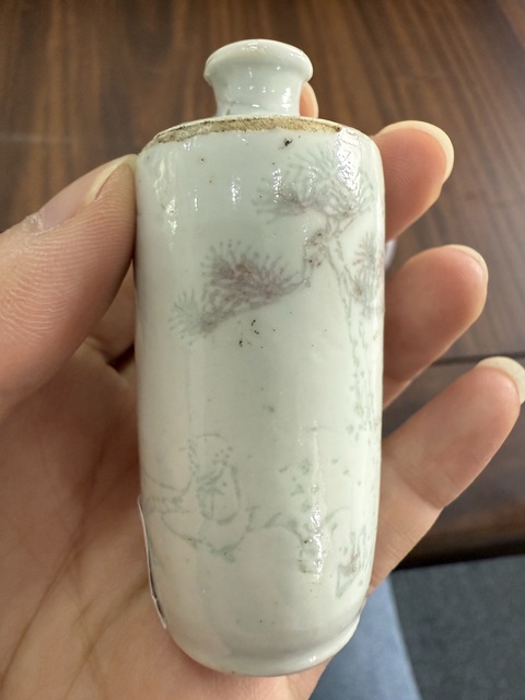 古玩陶瓷白釉暗刻人物紋鼻煙壺真品鑒賞圖