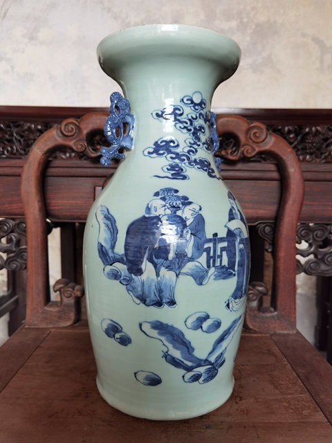 古玩陶瓷清中期豆青青花人物龍耳瓶拍賣,當前價格2888元