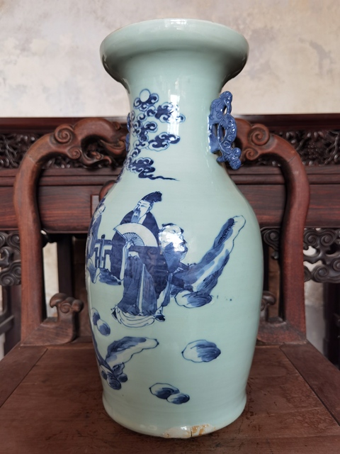 古玩陶瓷清中期豆青青花人物龍耳瓶拍賣,當前價格2888元