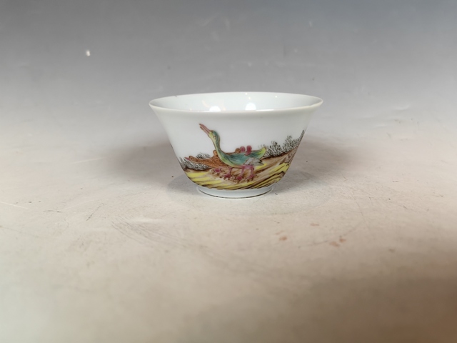 古玩陶瓷清乾隆粉彩琺瑯飛鳴食宿盧雁圖主人杯真品鑒賞圖
