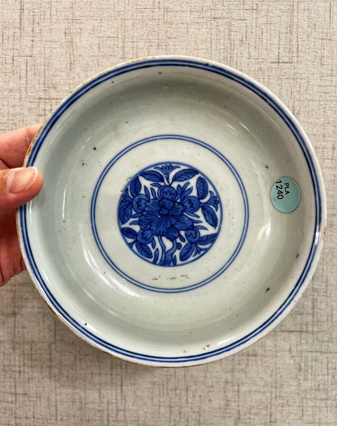 古玩陶瓷明晚期萬歷年制青花云間花卉紋盤拍賣,當(dāng)前價格55000元