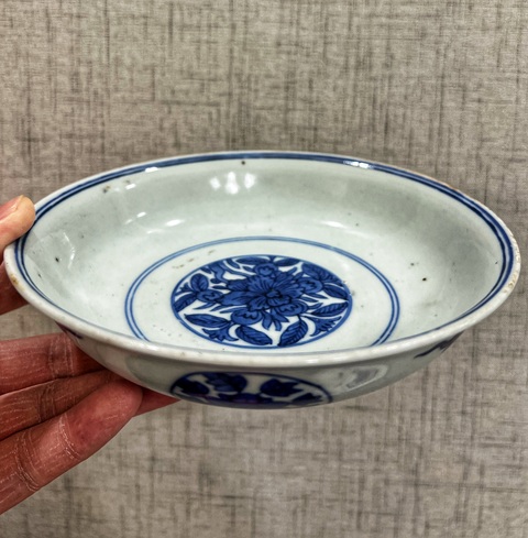 古玩陶瓷明晚期萬歷年制青花云間花卉紋盤拍賣,當(dāng)前價格55000元