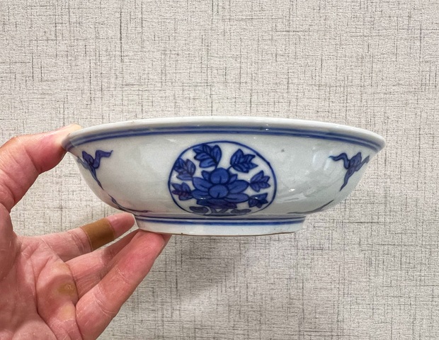 古玩陶瓷明晚期萬歷年制青花云間花卉紋盤拍賣,當(dāng)前價格55000元
