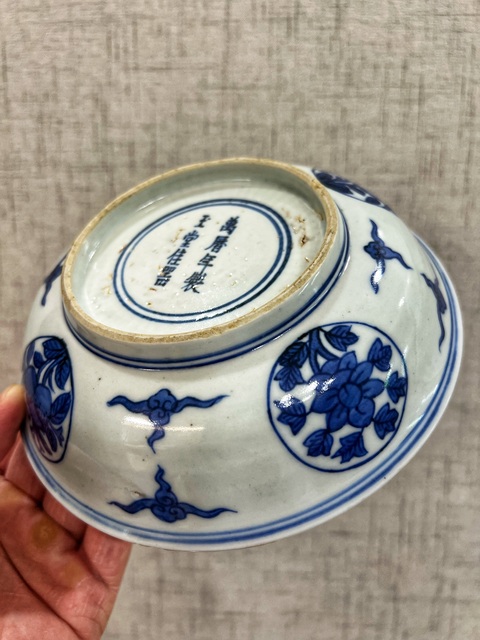 古玩陶瓷明晚期萬歷年制青花云間花卉紋盤拍賣,當(dāng)前價格55000元