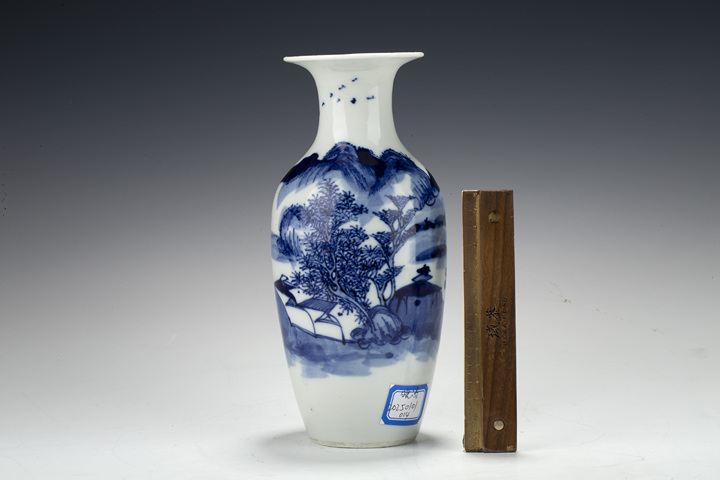 古玩陶瓷清晚期·青花山水人物紋撇口瓶拍賣,當前價格168元