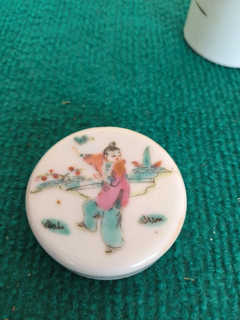 古玩陶瓷折桂圖粉彩蓋缸真品鑒賞圖