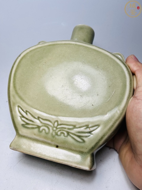 古玩陶瓷豆青釉雙耳抱月瓶拍賣,當(dāng)前價(jià)格0元