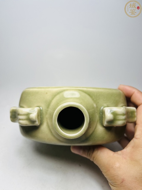 古玩陶瓷豆青釉雙耳抱月瓶拍賣,當(dāng)前價(jià)格0元
